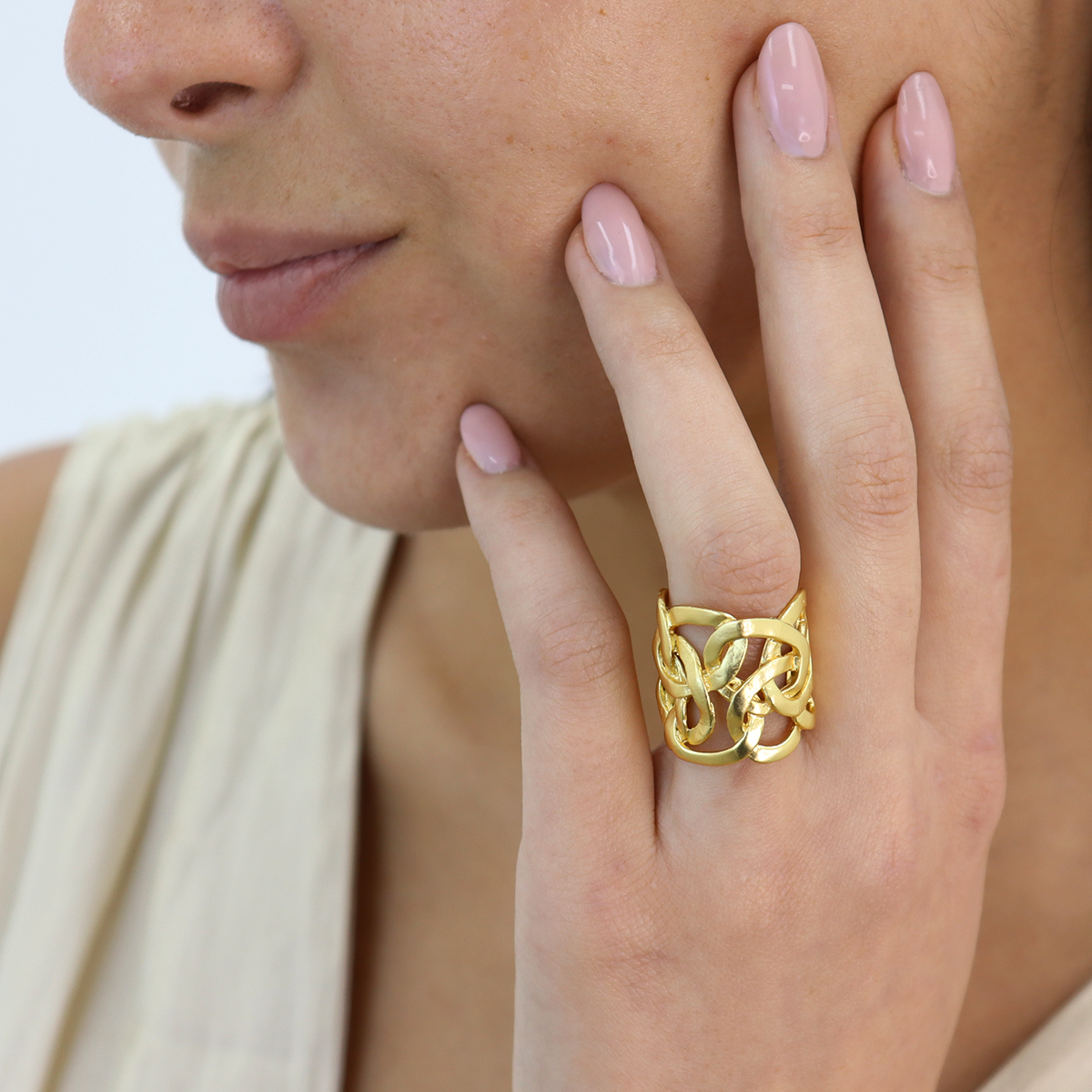 Stylish Overlap Ring: Unique Statement Jewelry: Yellow Gold
