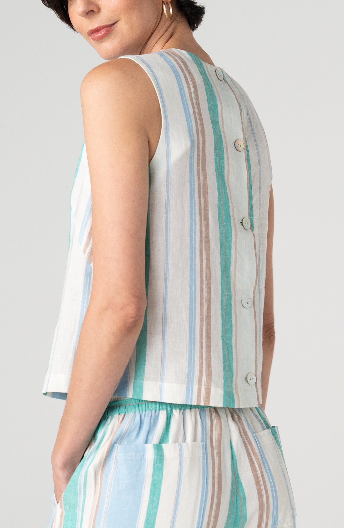 Sleeveless Shell Top Button Back
