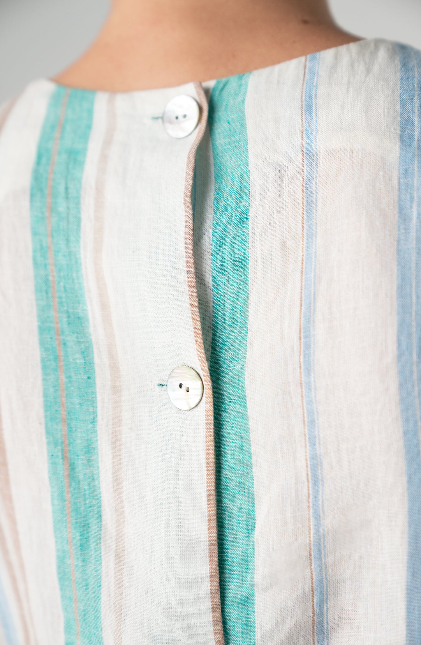 Sleeveless Shell Top Button Back
